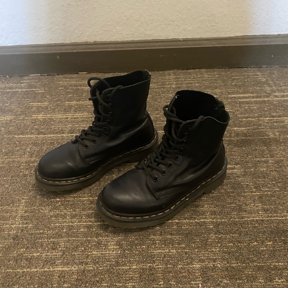 Dr Martens 1460 Black Leather 8 eyelet Combat Boots Men 3 Ladies 4 Europe 35